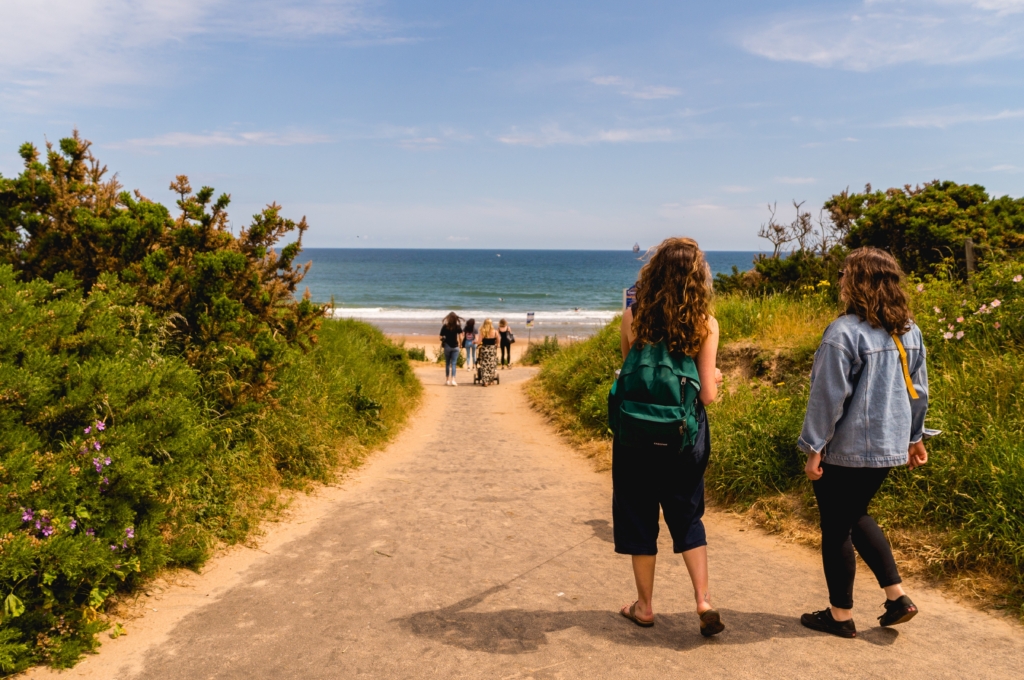 two friends walking to the beach